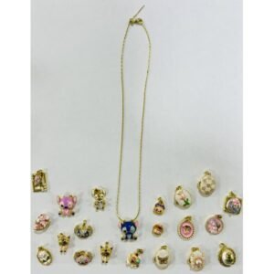 A8 - Collar en covergold rodinado, dijes surtidos.