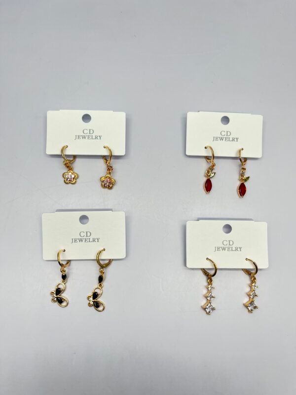 AC5202-1 - Arete largo en coverlgold en diferentes diseños surtidos en tono dorado