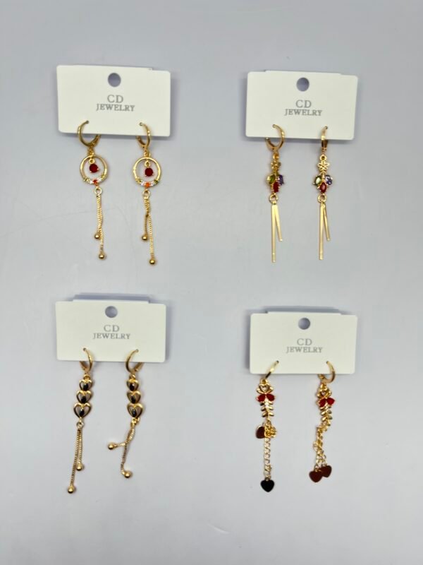 AC5202-2 - Arete largo en coverlgold en diferentes diseños surtidos en tono dorado